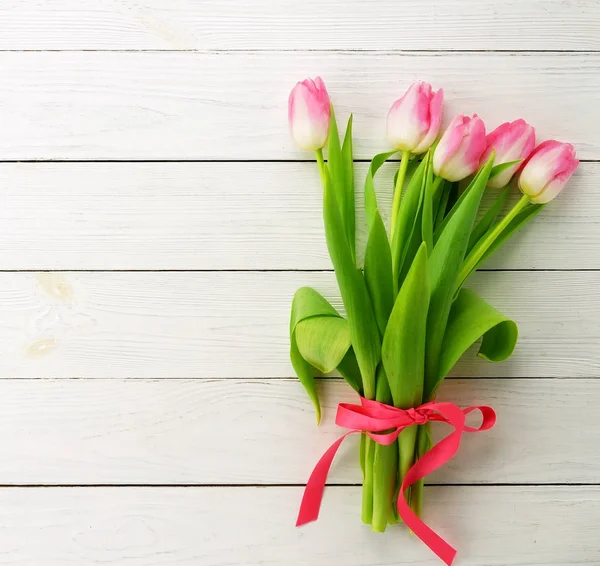 Bouquet Tulipani Rosa Uno Sfondo Legno Bianco Vista Dall Alto — Foto Stock