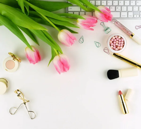 Kosmetiska Accessoarer Sminkprodukter Pärla Göra Upp Pulver Och Borste Läppstift — Stockfoto