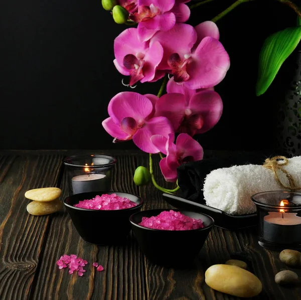 Samenstelling Van Kuur Donkere Houten Achtergrond Roze Massage Zeezout Orchideeën — Stockfoto
