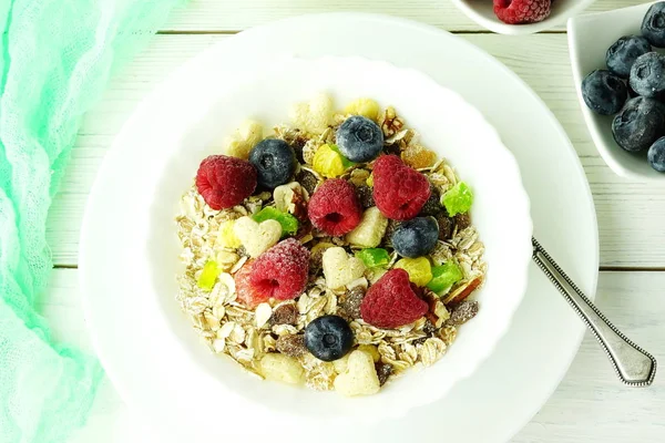 Gesundes Frühstück Frisches Müsli Müsli Mit Beeren Auf Weißem Holzgrund — Stockfoto