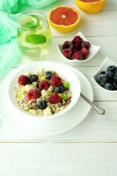 Gesundes Frühstück Frisches Müsli Müsli Mit Beeren Auf Weißem Holzgrund — Stockfoto