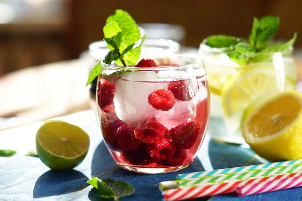 Detox Cool Drink Ice Cubes Fresh Raspberries Blueberries Fresh Lemon — Stock Photo, Image
