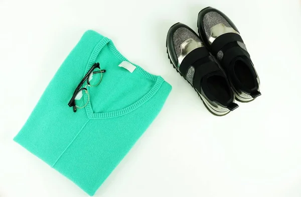 Roupas Femininas Moda Calçados Acessórios Camisola Verde Caxemira Tênis Óculos — Fotografia de Stock