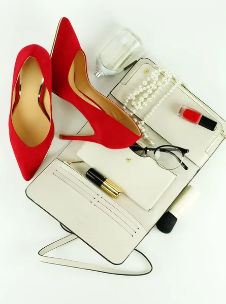女性时尚的时尚饰品和化妆品 红鞋配高跟鞋 红色指甲油白色背景 美丽的博客概念 顶部视图 — 图库照片