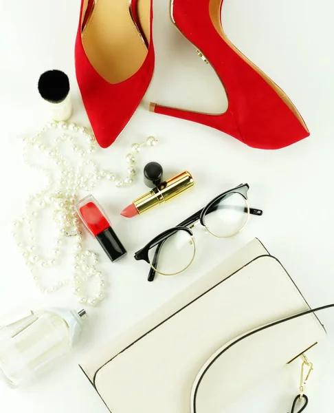 女性时尚的时尚饰品和化妆品 红鞋配高跟鞋 红色指甲油白色背景 美丽的博客概念 顶部视图 — 图库照片