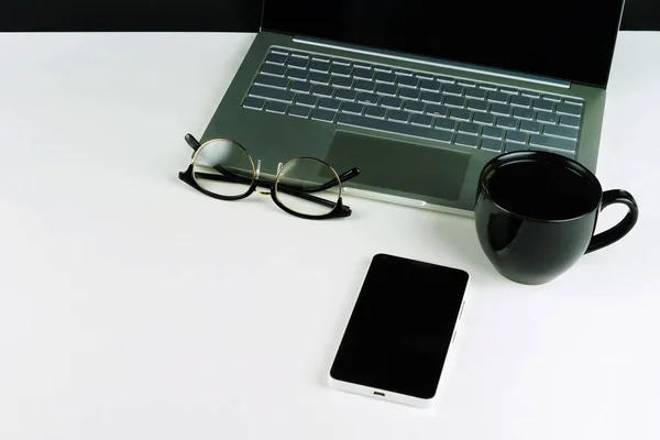 Vista Superior Mesa Oficina Blanca Con Computadora Portátil Teléfono Inteligente — Foto de Stock