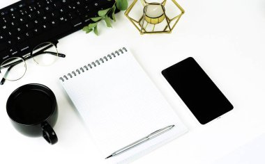 Beyaz ofis masaları laptop, smartphone, fincan kahve ve malzemeleri ile en iyi görünümü. Üstten Görünüm kopya alanı ile. Düz yatıyordu.