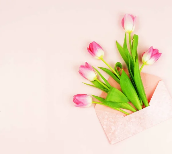Ramo Hermosos Tulipanes Rosados Sobre Rosado Sobre Fondo Rosa Pálido — Foto de Stock