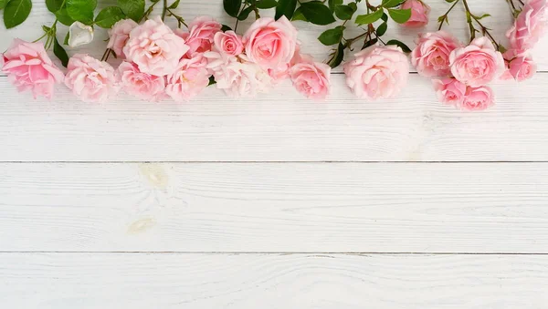 Buquê Belas Rosas Cor Rosa Fundo Madeira Branca Top View — Fotografia de Stock