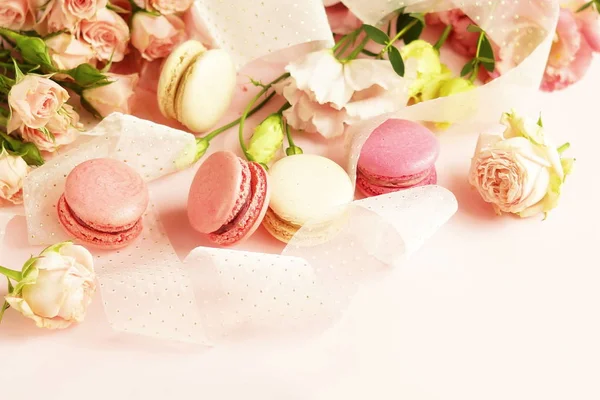 Macarrones Colores Pastel Con Flores Sobre Fondo Rosa Pálido — Foto de Stock