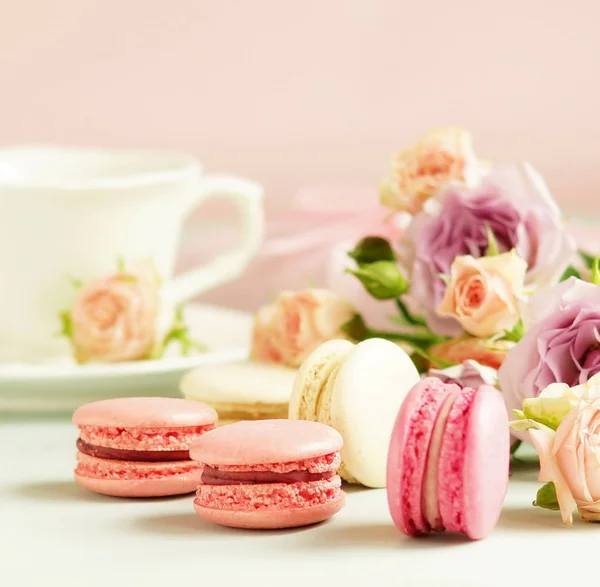 Macaroons Pasztell Színek Virágok Egy Halvány Rózsaszín Háttér Holiday Background — Stock Fotó