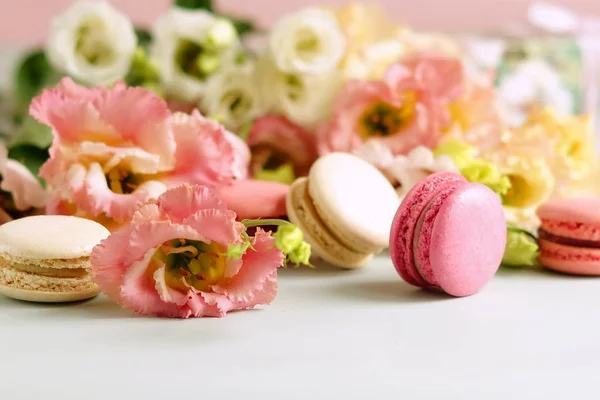 Macarrones Colores Pastel Con Flores Sobre Fondo Rosa Pálido — Foto de Stock