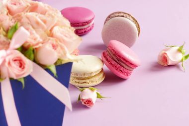 Güzel tatil arka plan. macaroons ile buket pembe Gül çiçek soluk mor arka plan üzerinde pastel renklerde. Tatil background.copy