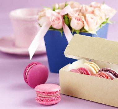 Güzel tatil arka plan. macaroons ile buket pembe Gül çiçek soluk mor arka plan üzerinde pastel renklerde. Tatil background.copy