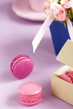 Güzel tatil arka plan. macaroons ile buket pembe Gül çiçek soluk mor arka plan üzerinde pastel renklerde. Tatil background.copy