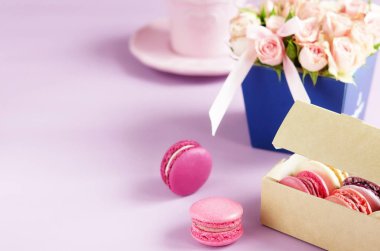 Güzel tatil arka plan. macaroons ile buket pembe Gül çiçek soluk mor arka plan üzerinde pastel renklerde. Tatil background.copy