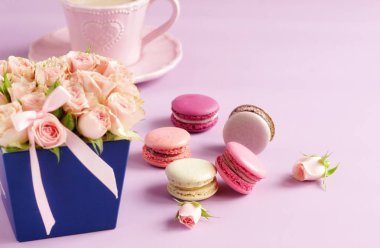 Güzel tatil arka plan. macaroons ile buket pembe Gül çiçek soluk mor arka plan üzerinde pastel renklerde. Tatil background.copy