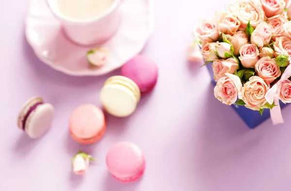 Macarrones Efecto Desenfoque Colores Pastel Con Ramo Rosas Rosadas Flores — Foto de Stock