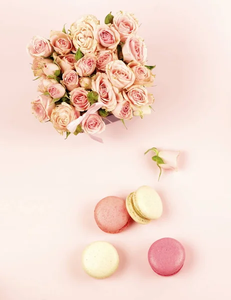 Macarrones Colores Pastel Con Flores Rosas Rosadas Ramo Sobre Fondo — Foto de Stock