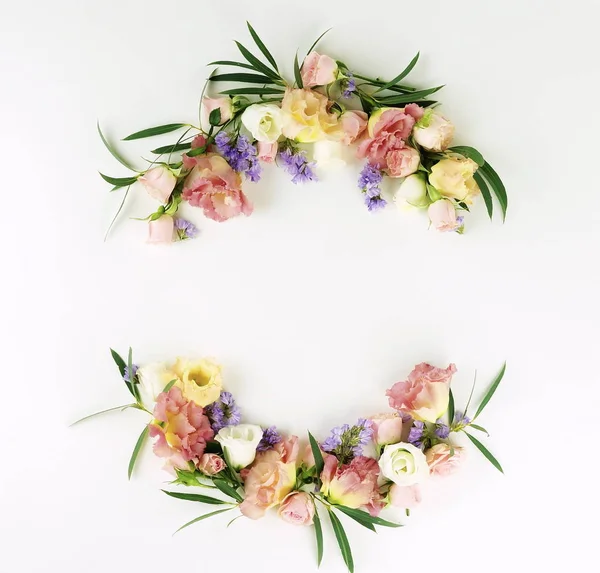 Blumen Hintergrund Kranzrahmen Aus Rosa Und Lila Blüten Und Eukalyptuszweigen — Stockfoto
