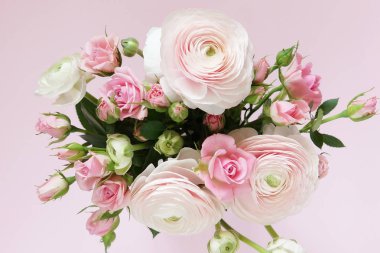 Yavaşça pembe Gül ve tipik bir soluk pembe arka plan üzerinde güzel buket. yakın çekim. Üstten Görünüm