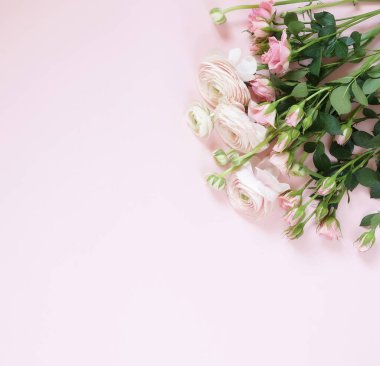 Yavaşça pembe Gül ve tipik bir soluk pembe arka plan üzerinde güzel buket. yakın çekim. En iyi view.copy alanı