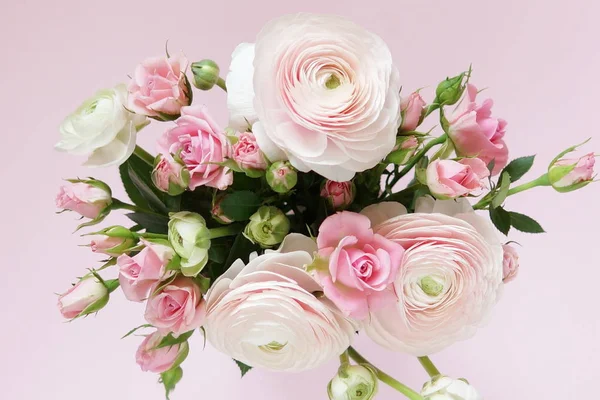 Vacker Bukett Försiktigt Rosa Rosor Och Ranunculus Blek Rosa Bakgrund — Stockfoto