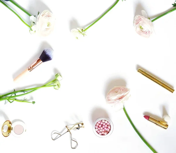 メイク化粧品アクセサリー製品真珠パウダーとブラシ 白地にピンクのラナンキュラスの花を作る フラットが横たわっていた 平面図です コピー スペース — ストック写真