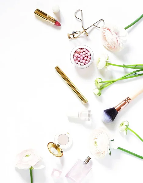 メイク化粧品アクセサリー製品真珠パウダーとブラシ 白地にピンクのラナンキュラスの花を作る フラットが横たわっていた 平面図です コピー スペース — ストック写真