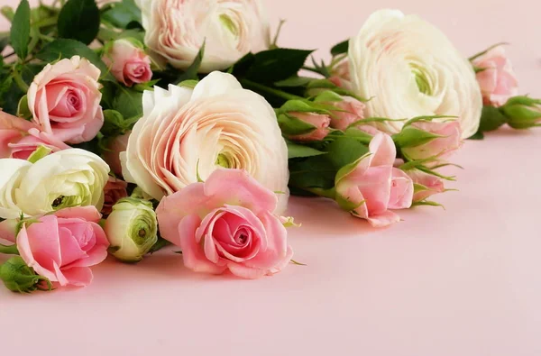 Vacker Bukett Försiktigt Rosa Rosor Och Ranunculus Blek Rosa Bakgrund — Stockfoto