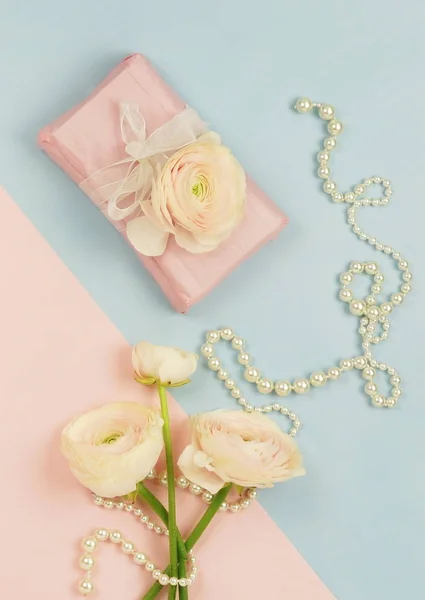 Pink Ranunculus Flowers Gift Box Pearl Necklace Blue Pale Pink — Stock Photo, Image