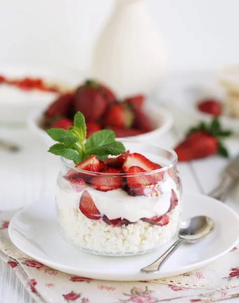 Delicioso Saudável Queijo Cottage Pequeno Almoço Com Iogurte Morangos Frescos — Fotografia de Stock