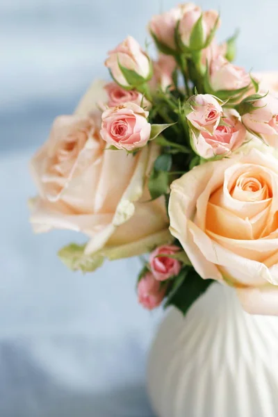 Csokor Vázában Kék Vászon Alapon Halvány Rózsaszín Rózsa Szép Ünnep — Stock Fotó