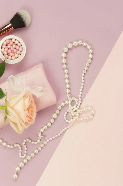 Fresh Rose Flowers Present Box Cosmetics Pearl Necklace Pale Pink — Stock Photo, Image