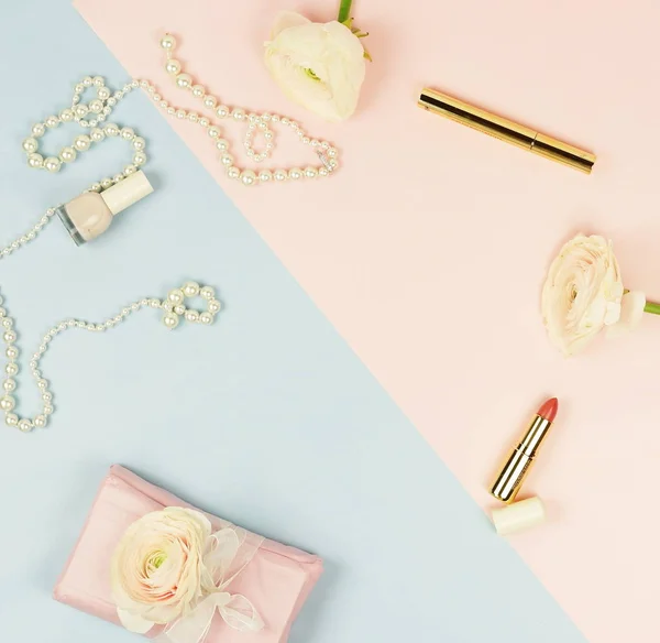 ピンクのラナンキュラスの花 プレゼント ボックス 化粧品 ブルーの淡いピンクの背景に真珠のネックレス トップの View Copy スペース — ストック写真