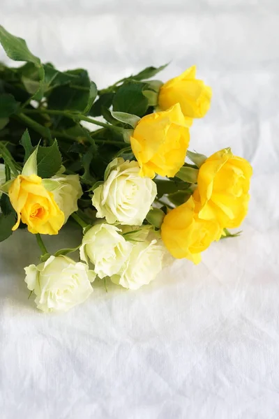 Bouquet Roses Jaune Vif Blanc Sur Fond Lin Blanc Beau — Photo