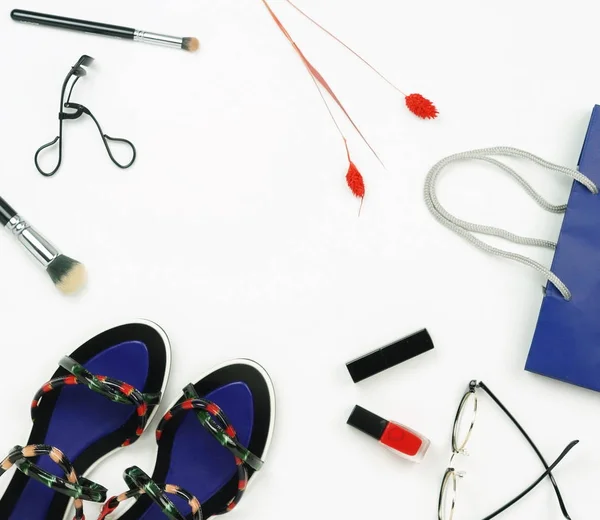 Weibliche Modische Stilvolle Accessoires Und Kosmetik Damenschuhe Tasche Lippenstift Brille — Stockfoto