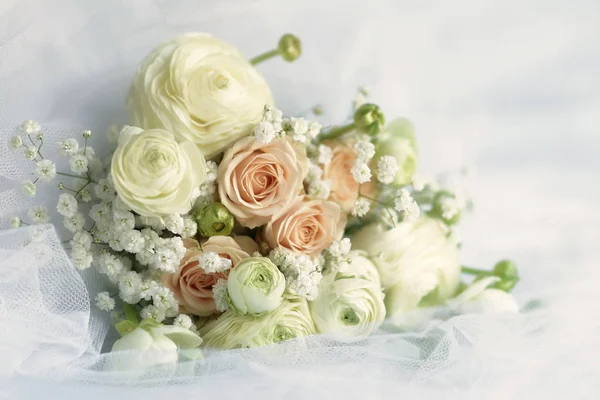 Vacker Brudbukett Från Blek Rosa Rosor Och Vita Ranunculus Blommor — Stockfoto