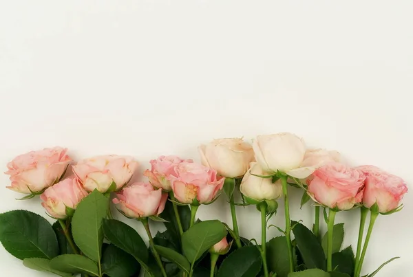Buquê Belas Rosas Cor Rosa Fundo Madeira Branca Top View — Fotografia de Stock