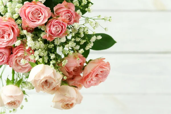 Ramo Hermosas Rosas Rosadas Sobre Fondo Madera Blanco Vista Superior — Foto de Stock