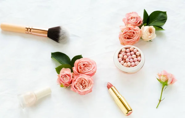 化妆化妆品配件产品珍珠化妆粉和刷子 淡粉红色玫瑰在白色亚麻织物的背景 顶部视图 复制空间 — 图库照片