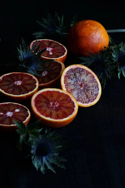 Blutrote Orangenscheiben Auf Dunklem Hintergrund — Stockfoto
