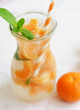 Kokteyl serinletici narenciye mandarine nane ile cam meyve, beyaz zemin üzerine su Detoks