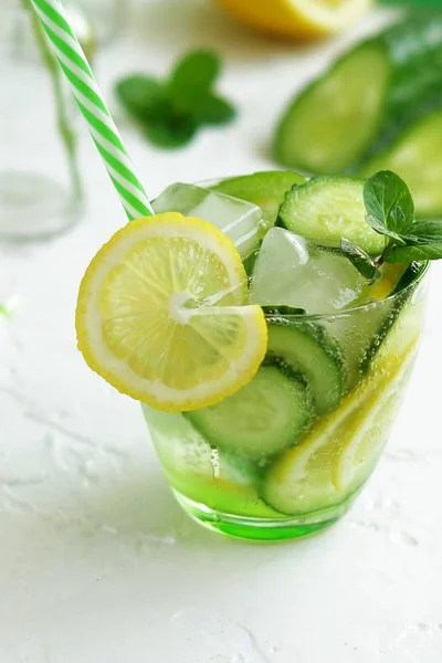 Glaswerk Met Verfrissende Citroen Komkommer Munt Fruit Cocktail Detox Water — Stockfoto