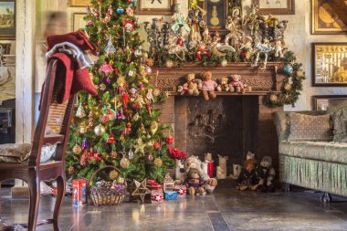 Noel. Yeni yıl. Noel ağacı. Şömine. 005