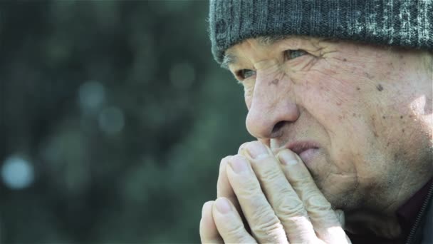 Aged man deep in his thoughts: thoughtful old man, melancholy elderly man — Stock Video