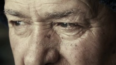 hüzünlü gözleri: yaşlı adam portre, depresyon, yalnızlık, üzüntü, yaşlı adamın gözünü