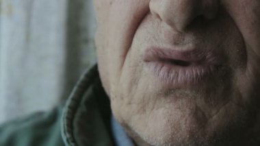 düşünceli ihtiyar bir mag sıcak kahve içme: evde oturacak bir fincan sıcak kahve ile yalnız ve dalgın yaşlı adam 