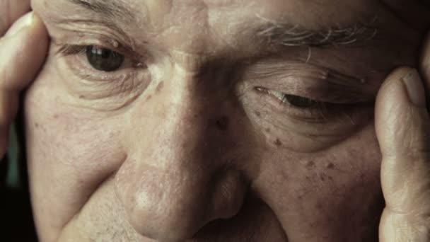 Desperate old man closeup footage on eyes — Stock Video
