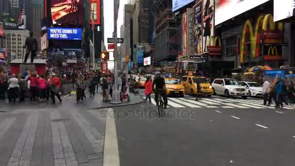 NEW YORK CITY, USA - 2 OTTOBRE: Times Square Time lapse, caratterizzato da taxi, negozi e cartelli animati a LED, è un simbolo di New York e degli Stati Uniti, 2 ottobre 2016, New York — Video Stock